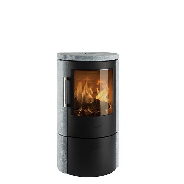 HWAM 3640c черного цвета с облицовкой из мыльного камня
